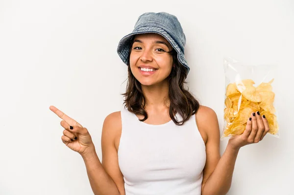 Junge Hispanische Frau Hält Eine Tüte Chips Isoliert Auf Weißem — Stockfoto