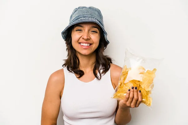 Ung Latinamerikansk Kvinna Håller Påse Chips Isolerad Vit Bakgrund Skrattar — Stockfoto