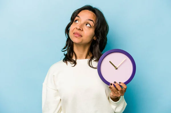 Young Hispanic Woman Holding Clock Isolated Blue Background Dreaming Achieving — Stok fotoğraf