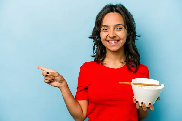 Joven Mujer Hispana Comiendo Fideos Aislados Sobre Fondo Azul Sonriendo — Foto de Stock