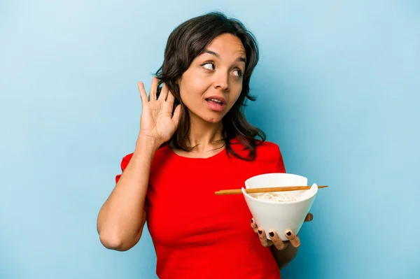 Mujer Hispana Joven Comiendo Fideos Aislados Sobre Fondo Azul Tratando —  Fotos de Stock