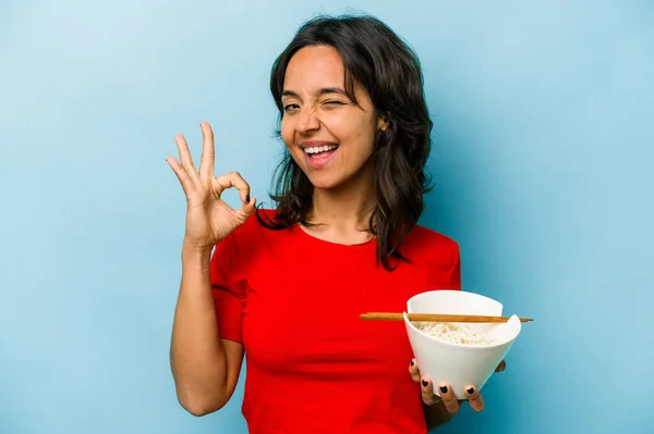 Ung Latinamerikansk Kvinna Äter Nudlar Isolerade Blå Bakgrund Glad Och — Stockfoto
