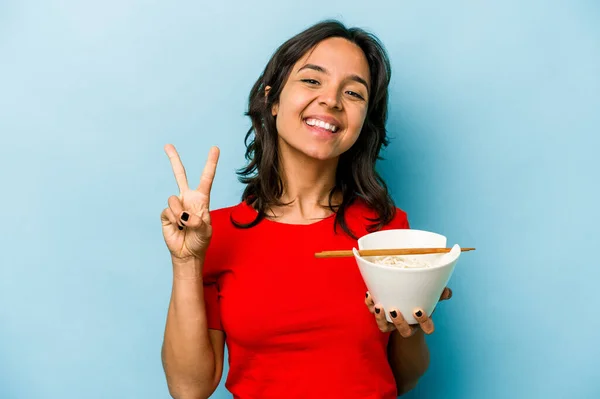 Joven Mujer Hispana Comiendo Fideos Aislados Sobre Fondo Azul Mostrando — Foto de Stock