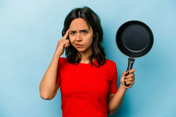 Giovane Donna Ispanica Possesso Una Padella Isolata Sfondo Blu Puntando — Foto Stock