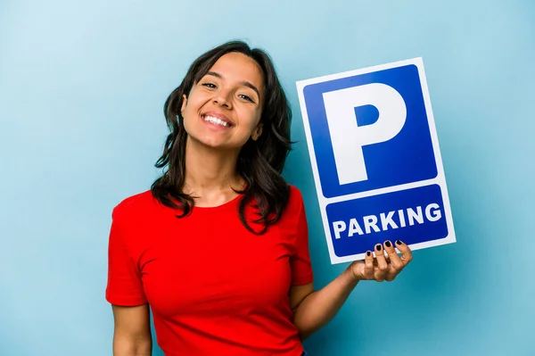 Ung Latinamerikansk Kvinna Håller Parkerings Skylt Isolerad Blå Bakgrund Glad — Stockfoto