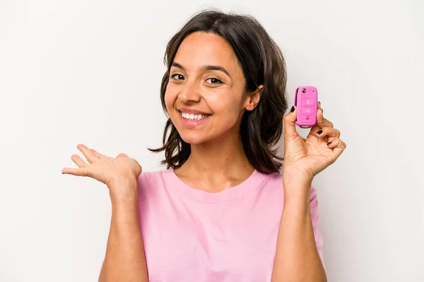 Junge Hispanische Frau Hält Autoschlüssel Isoliert Auf Weißem Hintergrund Und — Stockfoto