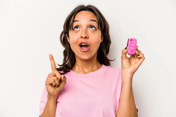 Jonge Hispanic Vrouw Met Autosleutels Geïsoleerd Witte Achtergrond Wijzend Ondersteboven — Stockfoto