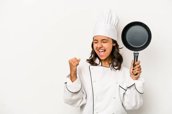 Mladý Hispánský Kuchař Žena Izolované Bílém Pozadí Zvedání Pěst Vítězství — Stock fotografie