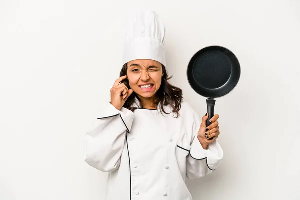 Mladý Hispánský Kuchař Žena Izolované Bílém Pozadí Zakrývající Uši Rukama — Stock fotografie