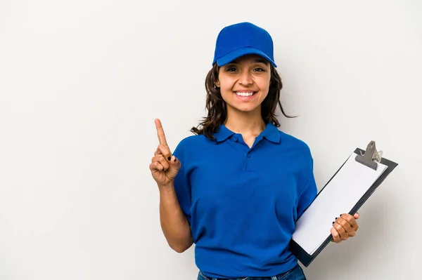 Junge Hispanische Frau Liefermann Isoliert Auf Weißem Hintergrund Zeigt Nummer — Stockfoto