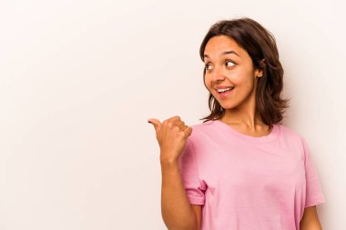 Latin kökenli genç bir kadın beyaz arka planda izole edilmiş, başparmak uzakta, gülen ve kaygısız..