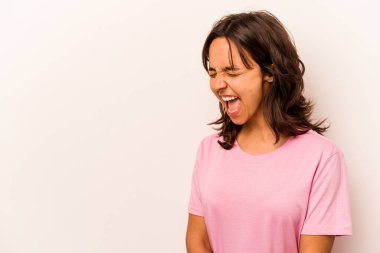 Beyaz arka planda izole edilmiş genç İspanyol kadın fotokopi odasına doğru bağırıyor.