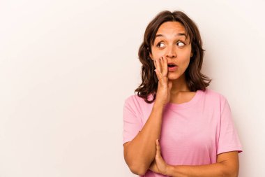 Beyaz arka planda izole edilmiş genç İspanyol kadın gizli bir sıcak fren haberi veriyor ve bir kenara bakıyor.