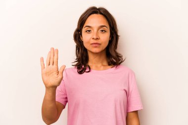 Beyaz arka planda izole edilmiş genç İspanyol kadın elini uzatmış, dur işareti göstererek seni engelliyor..