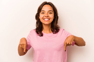 Beyaz arka planda izole edilmiş genç İspanyol kadın parmakları aşağıda, olumlu bir his var..