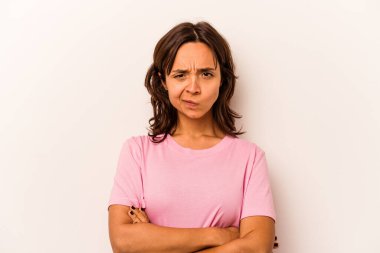 Beyaz arka planda izole edilmiş, hoşnutsuzca kaşlarını çatan, kollarını kavuşturan genç bir İspanyol kadın..