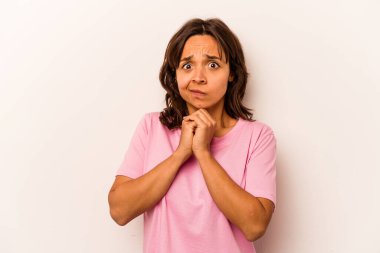 Beyaz arka planda izole edilmiş genç İspanyol kadın korkmuş ve korkmuş..