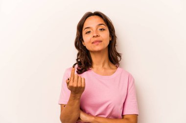 Beyaz arka planda izole edilmiş genç İspanyol kadın sanki seni davet ediyormuş gibi seni işaret ediyor..