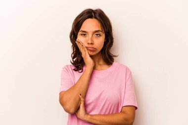 Beyaz arka planda izole edilmiş genç İspanyol kadın. Sıkılmış, yorgun ve dinlenmeye ihtiyacı var..