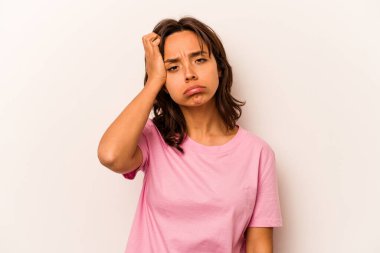 Beyaz arka planda izole edilmiş genç İspanyol kadın yorgun ve uykulu ellerini başının üstünde tutuyor..