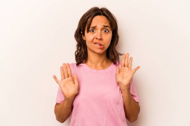 Beyaz arka planda izole edilmiş genç İspanyol kadın tiksinti belirtisi gösteren birini reddediyor..