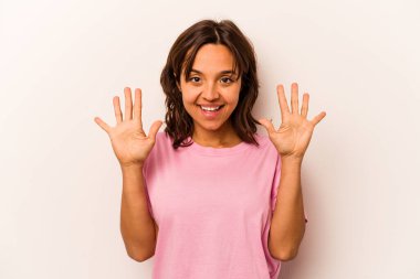 Beyaz arka planda izole edilmiş genç İspanyol kadın on numarayı elleriyle gösteriyor..