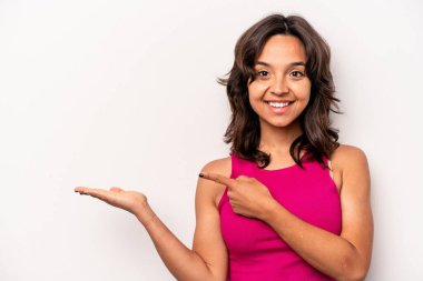 Beyaz arka planda izole edilmiş genç İspanyol bir kadın..