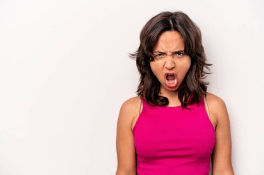 Beyaz arka planda izole edilmiş genç İspanyol kadın çok kızgın, öfkeli, hayal kırıklığına uğramış.