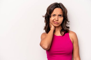 Beyaz arka planda izole edilmiş genç İspanyol kadın kafasının arkasına dokunuyor, düşünüyor ve bir seçim yapıyor..