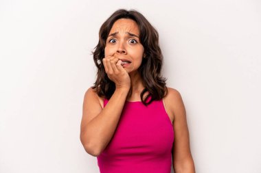 Beyaz arka planda izole edilmiş, tırnak yiyen, gergin ve endişeli genç bir kadın..