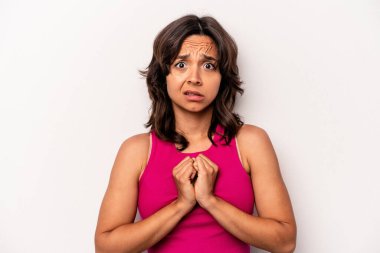 Beyaz arka planda izole edilmiş genç İspanyol kadın korkmuş ve korkmuş..