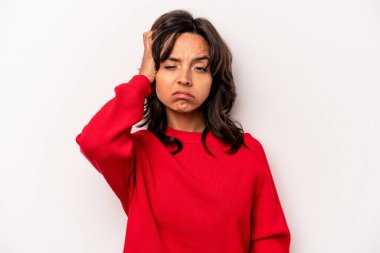 Beyaz arka planda izole edilmiş genç İspanyol kadın yorgun ve uykulu ellerini başının üstünde tutuyor..