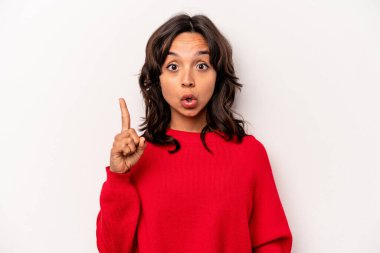 Beyaz arka planda izole edilmiş genç İspanyol kadının bir fikri, ilham konsepti var..