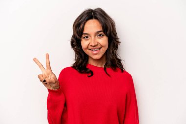 Beyaz arka planda izole edilmiş genç İspanyol kadın iki numarayı parmaklarıyla gösteriyor..