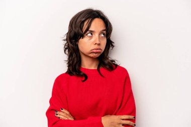 Beyaz arka planda izole edilmiş genç İspanyol kadın tekrarlanan bir görevden yoruldu..