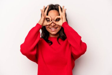 Beyaz arka planda izole edilmiş genç İspanyol kadın gözlerinde sorun olmadığını gösteriyor.