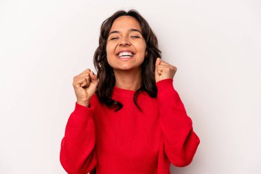 Beyaz arka planda izole edilmiş genç İspanyol kadın zaferi, tutkuyu ve coşkuyu kutluyor, mutlu bir ifade..