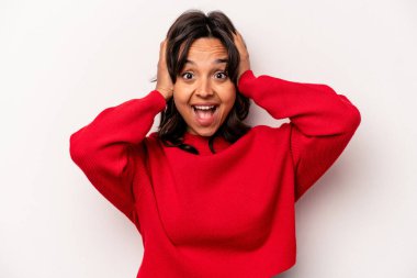 Beyaz arka planda izole edilmiş genç İspanyol kadın çığlık atıyor, çok heyecanlı, tutkulu, bir şeyden memnun..