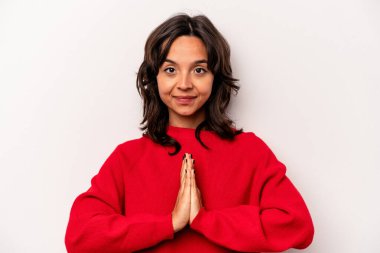 Beyaz arka planda izole edilmiş genç İspanyol kadın dua ediyor, kendini adamış, dindar biri ilahi ilhamı arıyor..