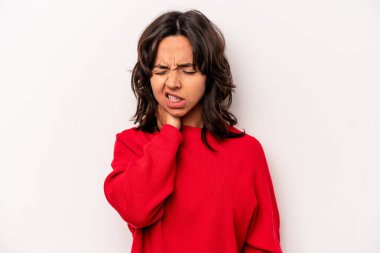 Beyaz arka planda izole edilmiş genç İspanyol kadın stresten dolayı boynu ağrıyor, masaj yapıyor ve elle dokunuyor..