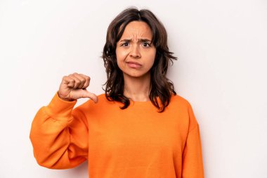 Beyaz arka planda izole edilmiş genç İspanyol bir kadın hoşlanmadığı bir hareket gösteriyor. Anlaşmazlık konsepti.