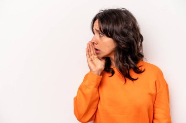 Beyaz arka planda izole edilmiş genç İspanyol kadın gizli bir sıcak fren haberi veriyor ve bir kenara bakıyor.