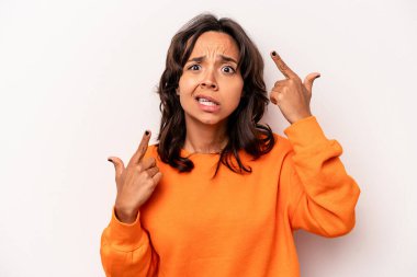 Beyaz arka planda izole edilmiş genç İspanyol kadın işaret parmağıyla bir hayal kırıklığı gösteriyor..