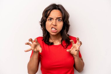 Beyaz arka planda izole edilmiş genç İspanyol kadın gergin elleriyle çığlık atıyor..