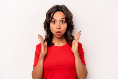 Beyaz arka planda izole edilmiş genç İspanyol kadın şaşırmış ve şok olmuş..