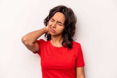 Beyaz arka planda izole edilmiş genç İspanyol kadın yorgun ve uykulu ellerini başının üstünde tutuyor..