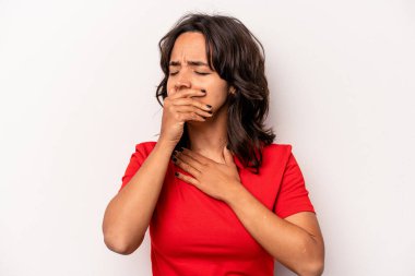 Beyaz arka planda izole edilmiş genç İspanyol kadın virüs ya da enfeksiyon yüzünden boğaz ağrısı çekiyor..