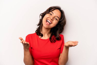 Beyaz arka planda izole edilmiş genç İspanyol kadın kameraya sarıldığı için kendinden emin..