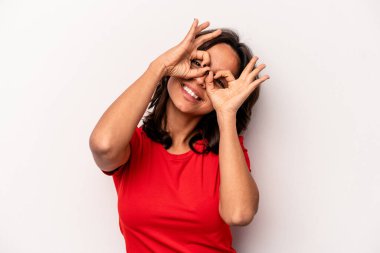 Beyaz arka planda izole edilmiş genç İspanyol kadın gözlerinde sorun olmadığını gösteriyor.