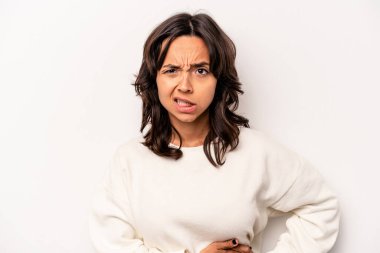 Beyaz arka planda karaciğer ağrısı çeken, karnı ağrıyan genç bir İspanyol kadın..